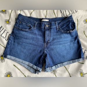 Levi mid length short sz33